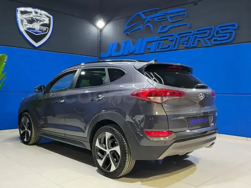 Usado Hyundai Tucson Style 184 CV (135 kW) 2017 Gris / plata SUV