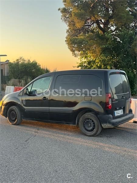 Usado Peugeot Partner Tepee Access 100 CV (73 kW) 2016 Negro Monovolumen
