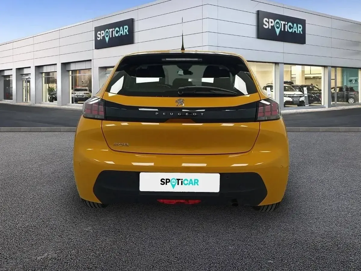 Usado Peugeot 208 Active 101 CV (74 kW) 2023 Dorado Utilitario