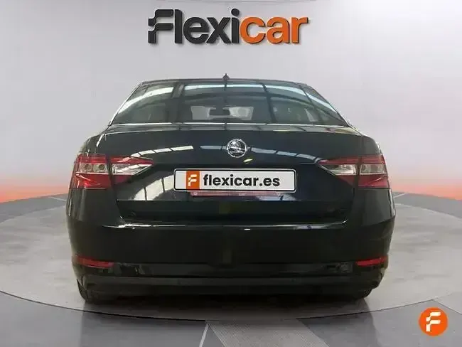 Usado Skoda Superb Style 150 CV (110 kW) 2017 Gris Berlina