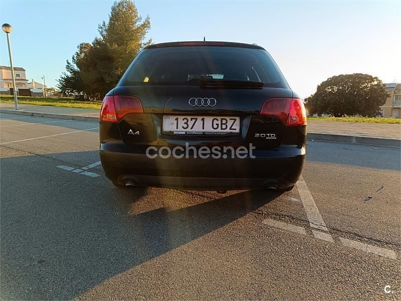 Usado Audi A4 140 CV (102 kW) 2008 Negro Familiar