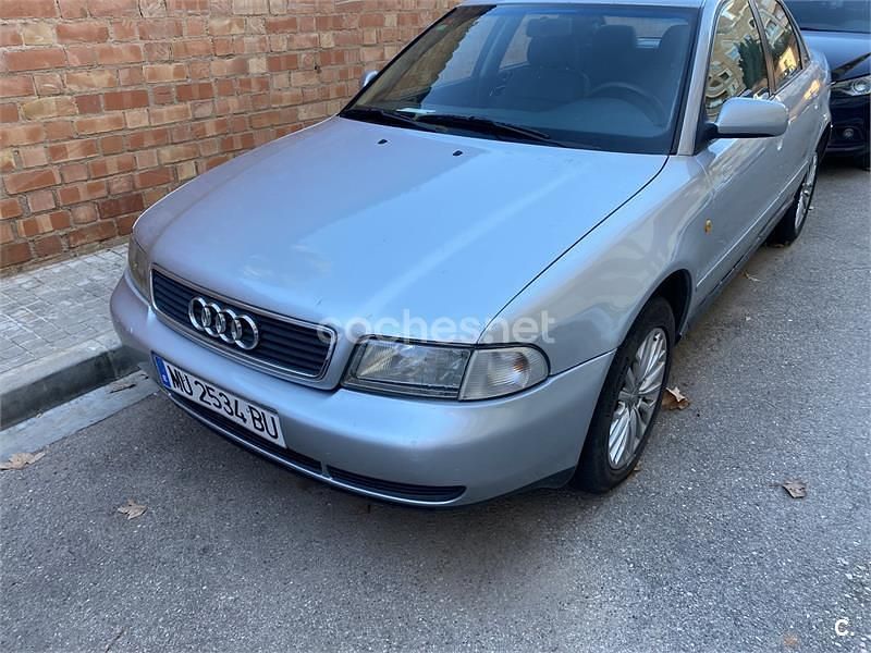 Usado Audi A4 110 HP (80 kW) 1998 Cinzento Sedan