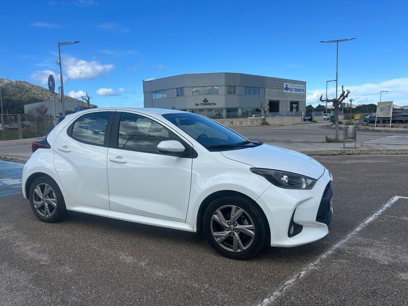 Azul Usado 2024 Toyota Yaris Hybrid Active Berlina | 20.900 € (Precio justo) - Imagen 1/4