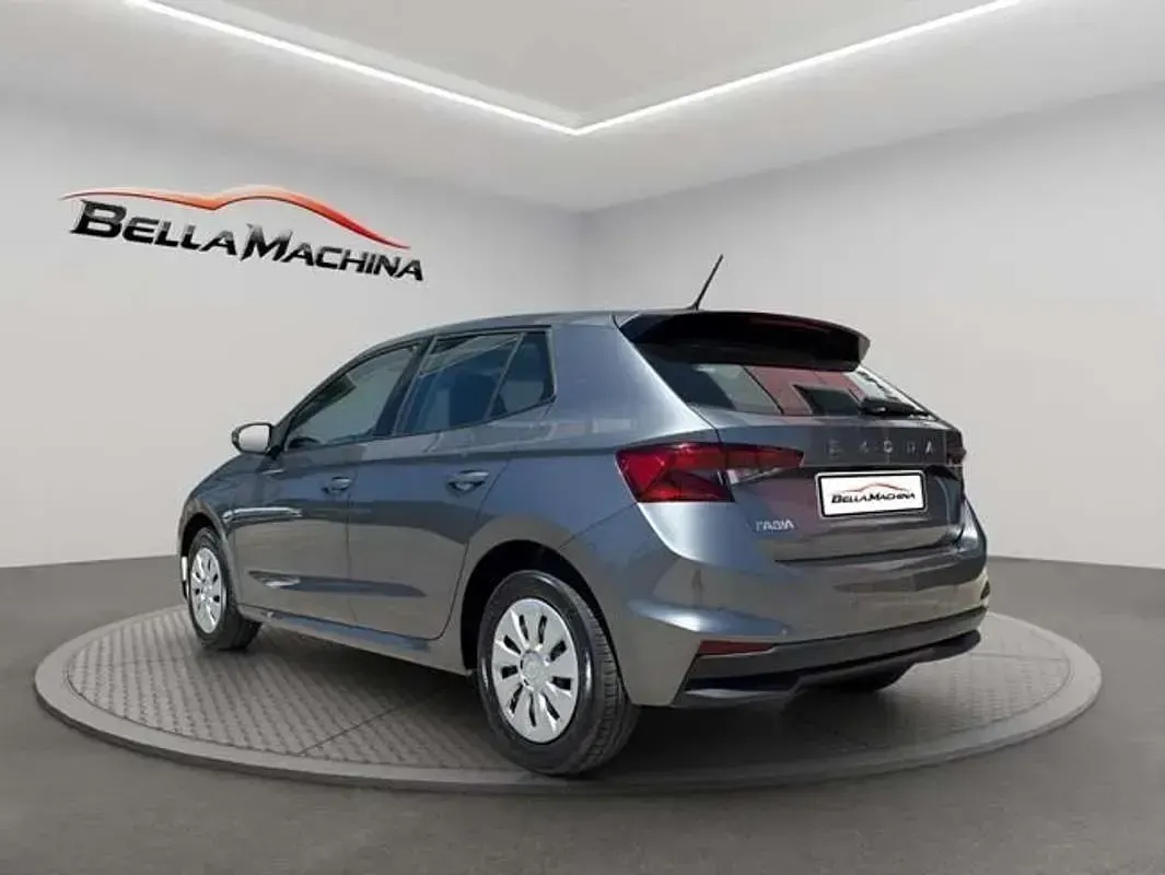Usado Skoda Fabia Essence 80 CV (58 kW) 2025 Gris Utilitario