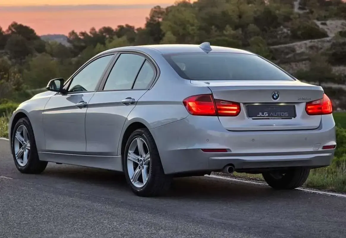 Usado BMW 318 Comfort Edition 143 CV (105 kW) 2012 Gris Utilitario