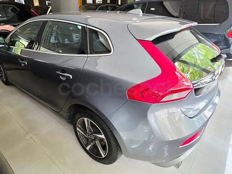 Usado Volvo V40 R-Design Momentum 115 CV (84 kW) 2015 Gris / plata Berlina