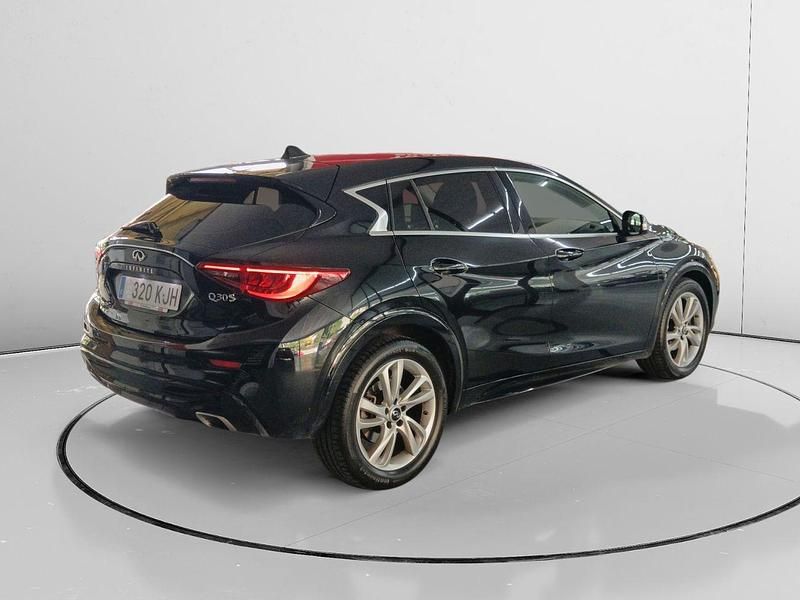 Usado Infiniti Q30 109 CV (80 kW) 2018 Negro Utilitario