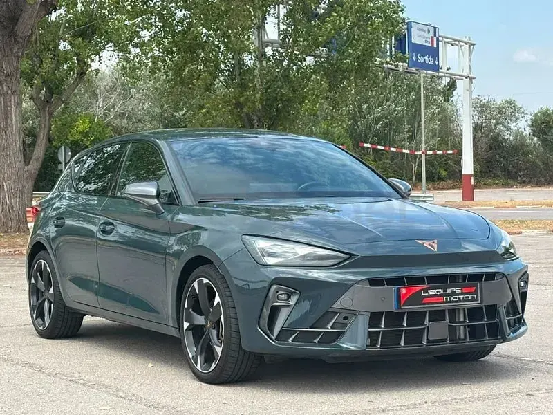 Usado Cupra Leon 150 CV (110 kW) 2024 Gris / plata Berlina