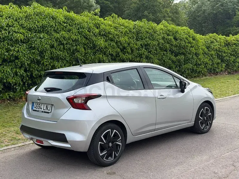 Usado Nissan Micra Acenta 92 CV (67 kW) 2021 Gris / plata Utilitario