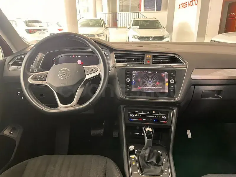 Begagnad VW Tiguan Allspace Life 150 HK (110 kW) 2024 Röd SUV