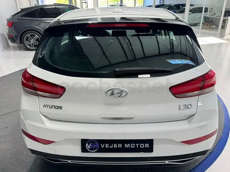 Usado Hyundai i30 116 CV (85 kW) 2021 Blanco Berlina