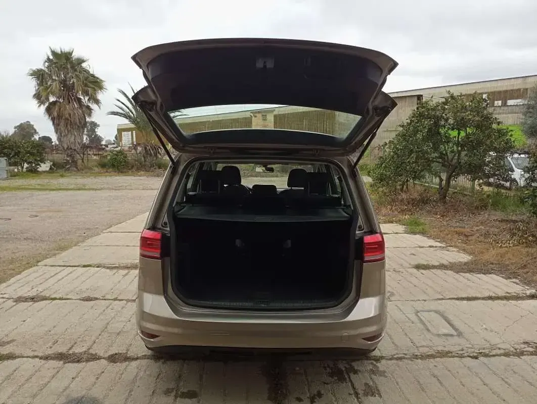 Usado VW Touran Edition 116 CV (85 kW) 2017 Beige Monovolumen