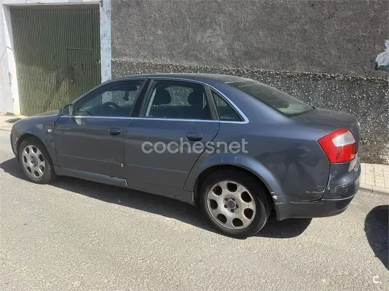Usado Audi A4 130 CV (95 kW) 2004 Gris / plata Familiar