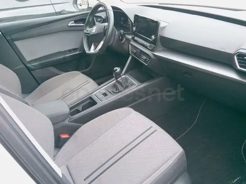 Usado Seat Leon Style 115 CV (84 kW) 2022 Blanco Familiar