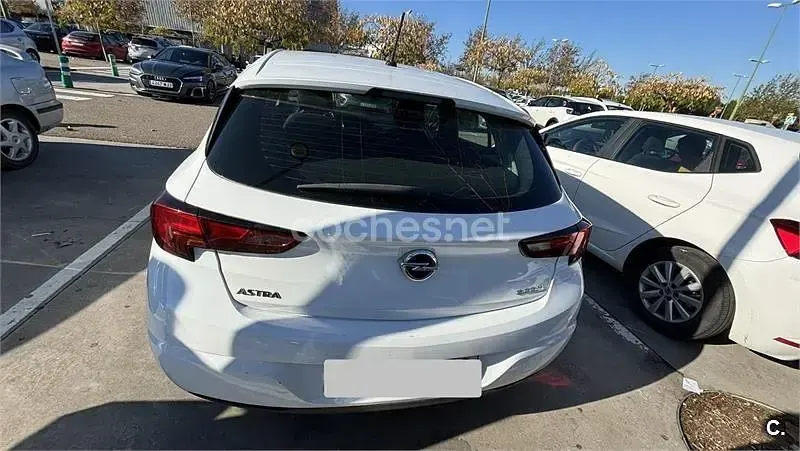 Usado Opel Astra Selective 105 CV (77 kW) 2016 Blanco Berlina