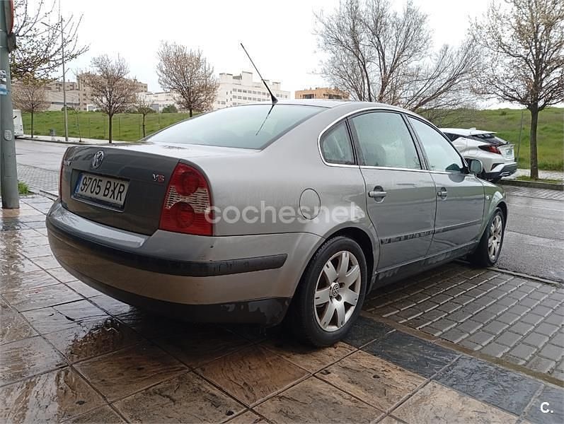Usado VW Passat Highline 170 CV (125 kW) 2002 Gris / plata Berlina