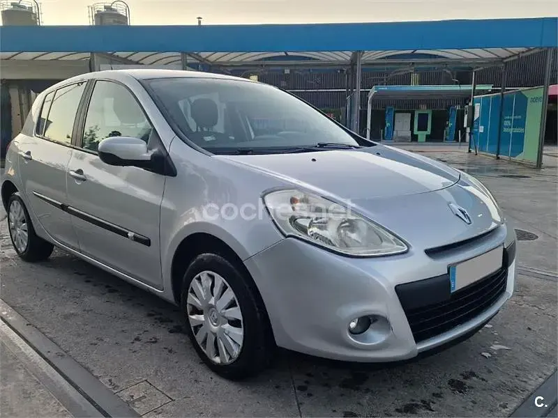 Usado Renault Clio II Authentique 68 CV (50 kW) 2010 Gris / plata Berlina