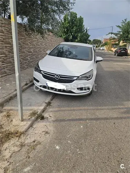 Usado Opel Astra Selective 110 CV (80 kW) 2018 Blanco Berlina