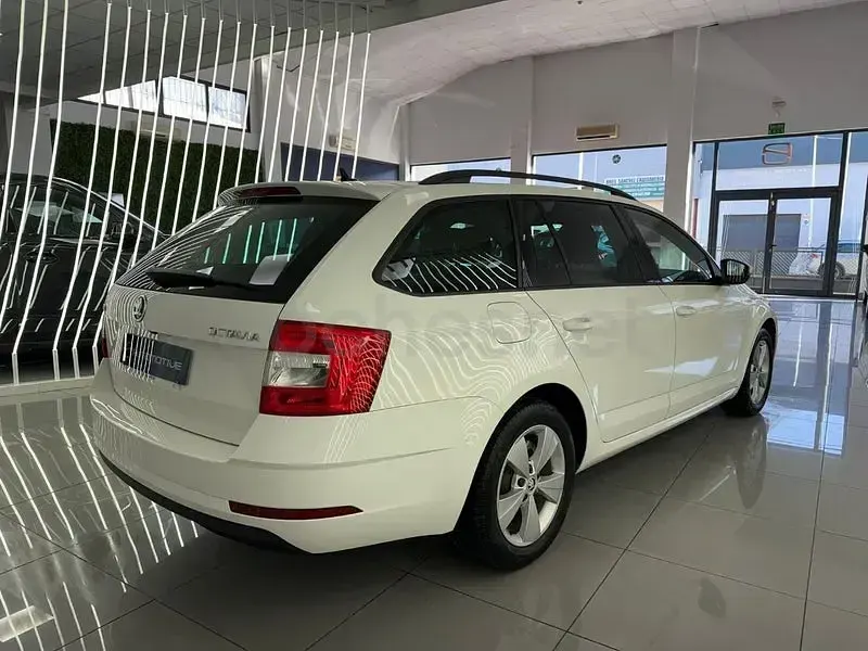 Usado Skoda Octavia Ambition 115 CV (84 kW) 2020 Blanco Familiar