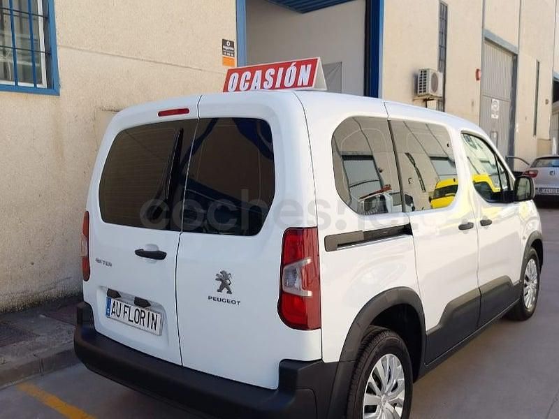 Usado Peugeot Rifter Active 100 CV (73 kW) 2021 Blanco Monovolumen