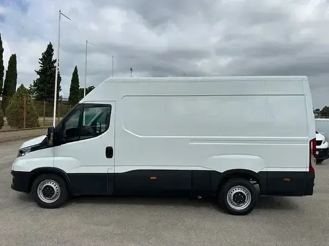 Begagnad Iveco Daily 156 HK (114 kW) 2022 Vit Sedan