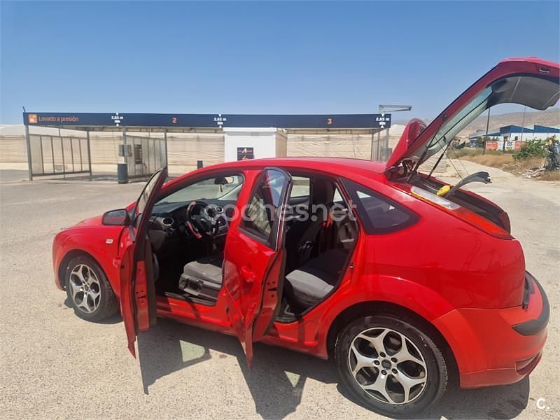 Rojo Usado 2007 Ford Focus Trend Berlina | 2650 € (Precio justo) - Imagen 1/4