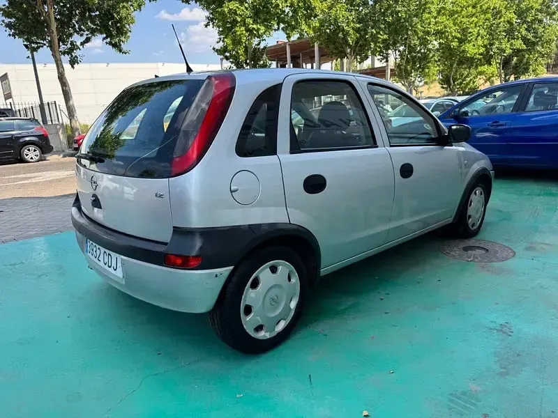 Usado Opel Corsa Essentia 75 CV (55 kW) 2003 Gris / plata Utilitario