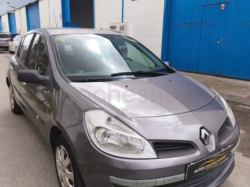 Usado Renault Clio II 85 CV (62 kW) 2007 Beige Berlina