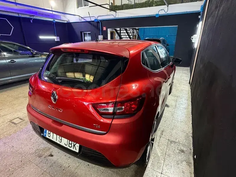 Usado Renault Clio IV 90 CV (66 kW) 2014 Rojo Berlina