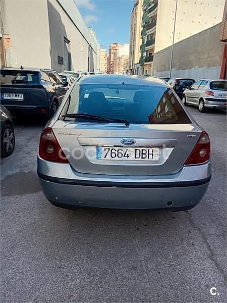 Usado Ford Mondeo Trend 115 CV (84 kW) 2004 Gris / plata Berlina