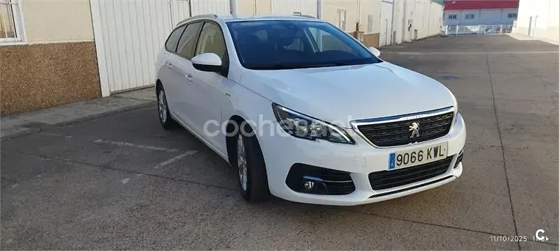 Usado Peugeot 308 SW Active 130 CV (95 kW) 2019 Blanco Familiar