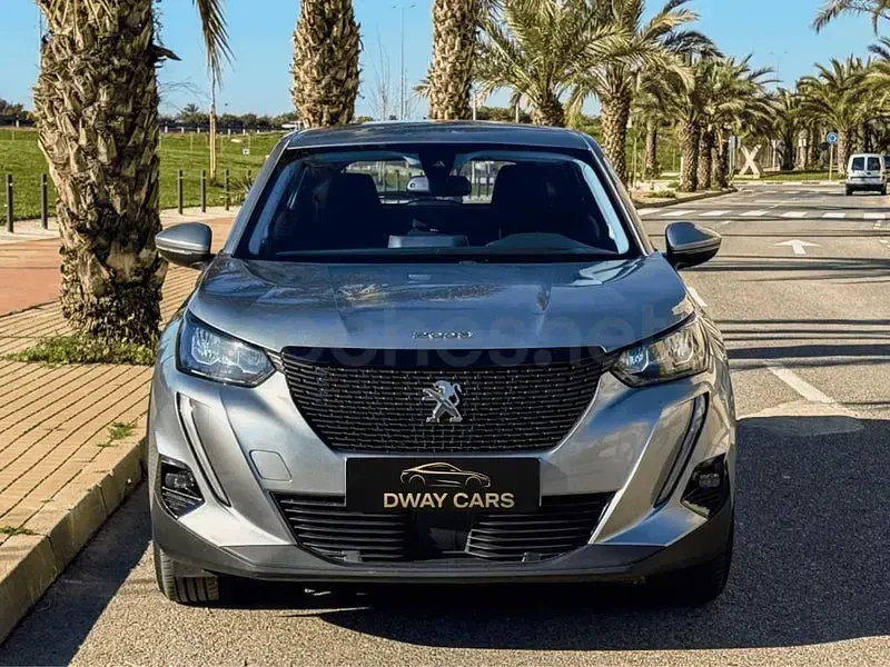 Usado Peugeot 2008 Active 110 CV (80 kW) 2021 Gris / plata SUV