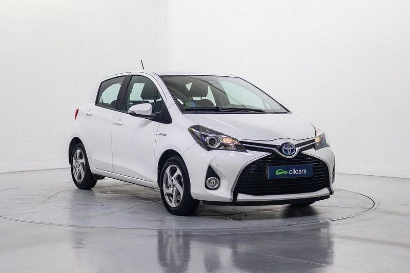 Usado Toyota Yaris Hybrid Active 100 CV (73 kW) 2017 Blanco Berlina
