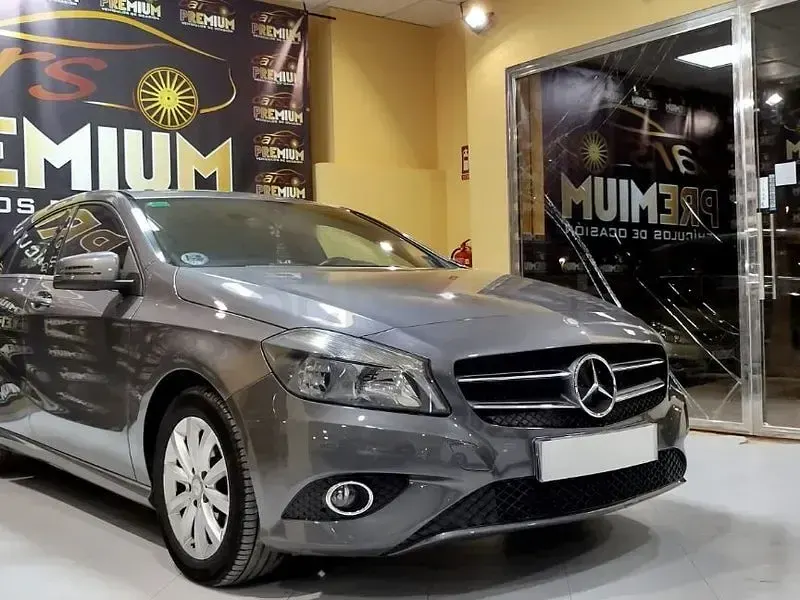 Usado Mercedes A180 AMG line 109 CV (80 kW) 2013 Gris / plata Utilitario