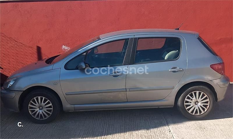 Usado Peugeot 307 70 CV (51 kW) 2005 Gris / plata Berlina