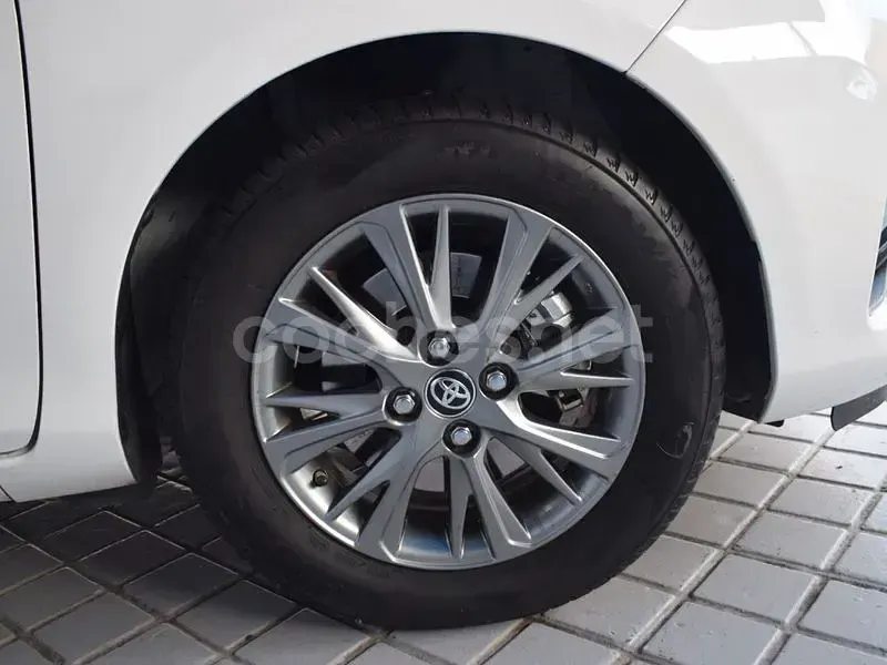 Usado Toyota Yaris Hybrid Advance 100 CV (73 kW) 2019 Blanco Berlina