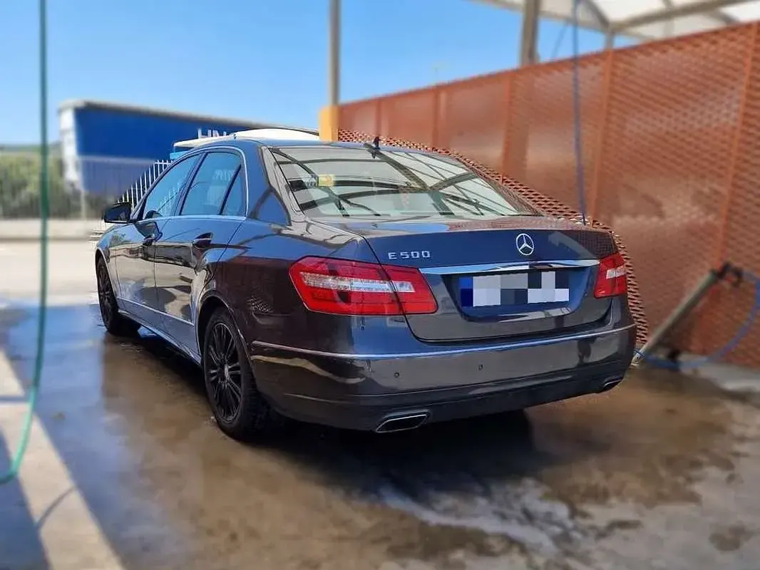 Usado Mercedes E240 Elegance 387 CV (284 kW) 2009 Gris Berlina