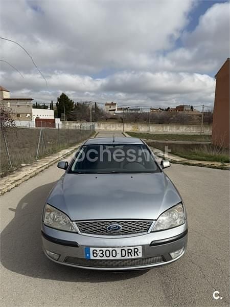 Usado Ford Mondeo Ambiente 115 CV (84 kW) 2005 Gris / plata Berlina