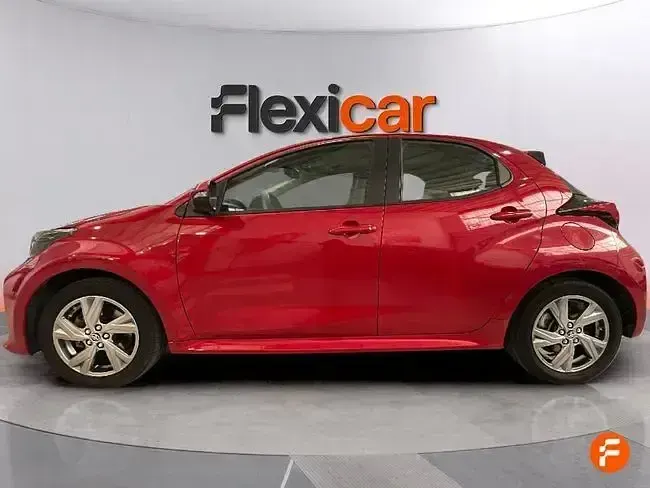 Usado Toyota Yaris Active 116 CV (85 kW) 2025 Rojo Utilitario