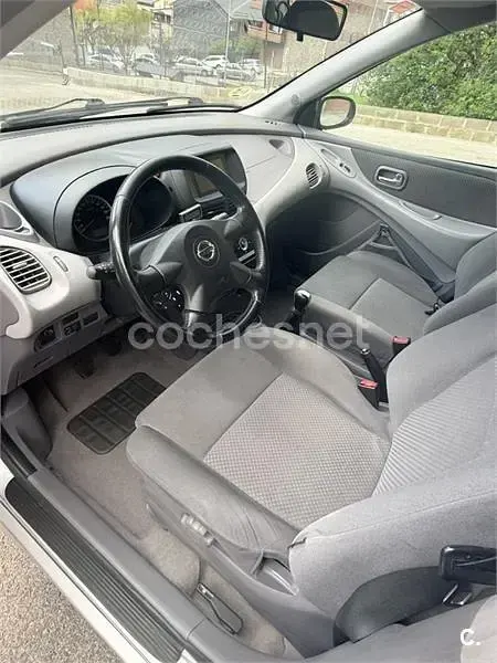 Usado Nissan Almera Tino Tekna 116 CV (85 kW) 2005 Gris / plata Monovolumen
