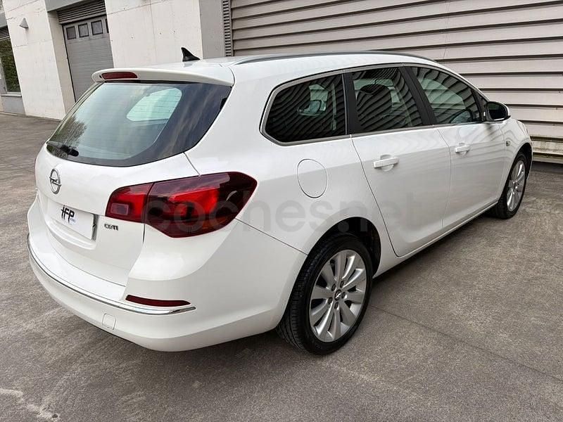 Usado Opel Astra Excellence 131 CV (96 kW) 2014 Blanco Familiar