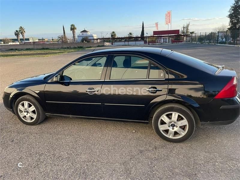Usado Ford Mondeo Ghia 130 CV (95 kW) 2005 Negro Berlina