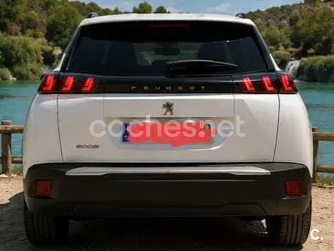 Usado Peugeot 2008 Allure 100 CV (73 kW) 2020 Blanco SUV