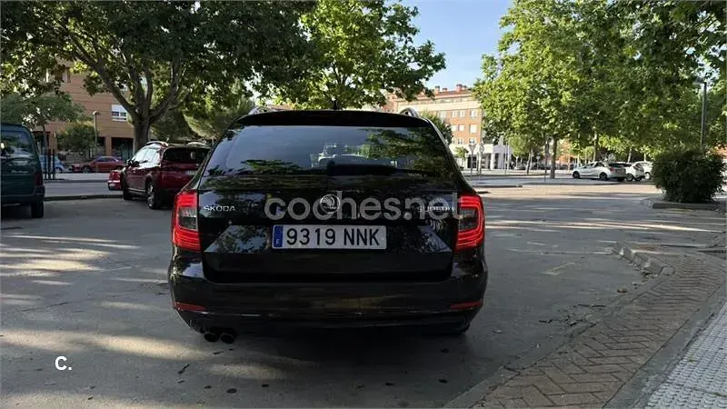 Usado Skoda Superb Exclusive 170 CV (125 kW) 2013 Granate Familiar