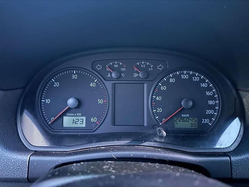 Usado VW Polo Advance 69 CV (50 kW) 2005 Azul Utilitario