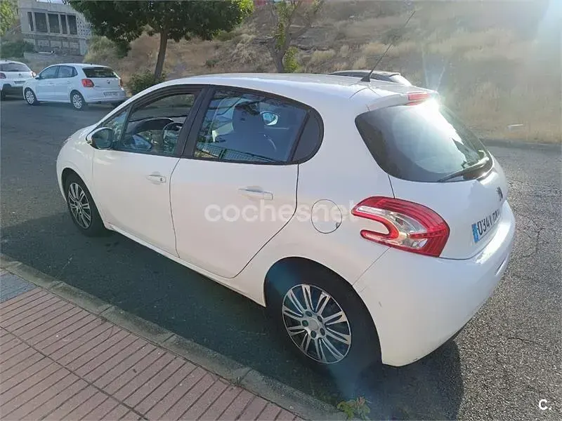 Usado Peugeot 208 Active 68 CV (50 kW) 2014 Blanco Utilitario