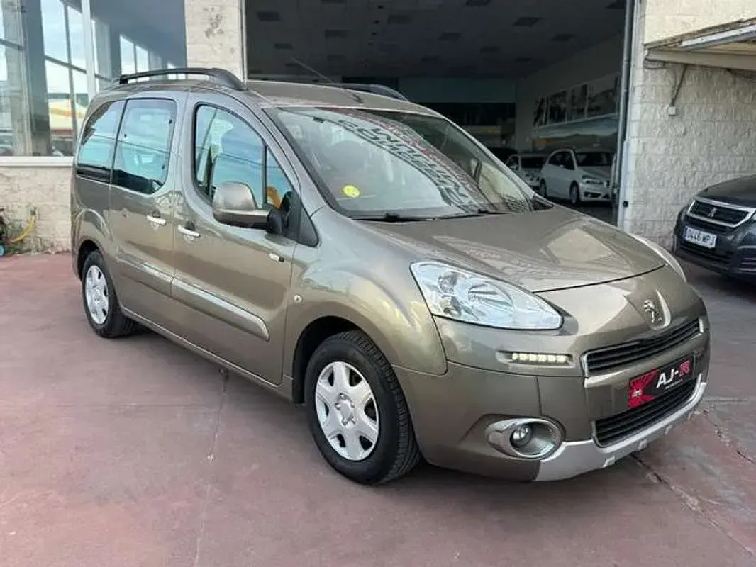 Usado Peugeot TePee Outdoor 92 CV (67 kW) 2015 Marrón Van
