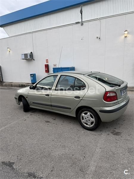 Usado Renault Mégane 95 CV (69 kW) 2001 Verde Berlina