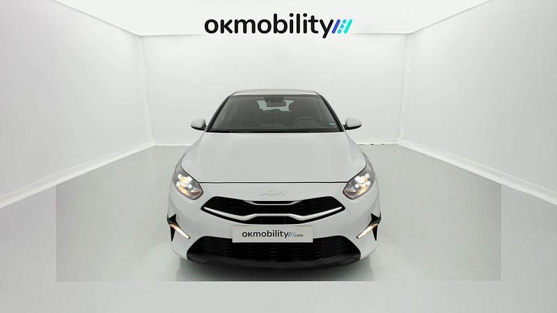 Usado Kia Ceed Edition 7 120 CV (88 kW) 2022 Casa white Utilitario