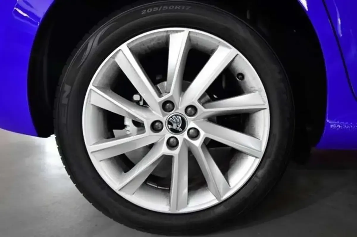 Usado Skoda Scala Ambition 110 CV (80 kW) 2023 Azul Utilitario